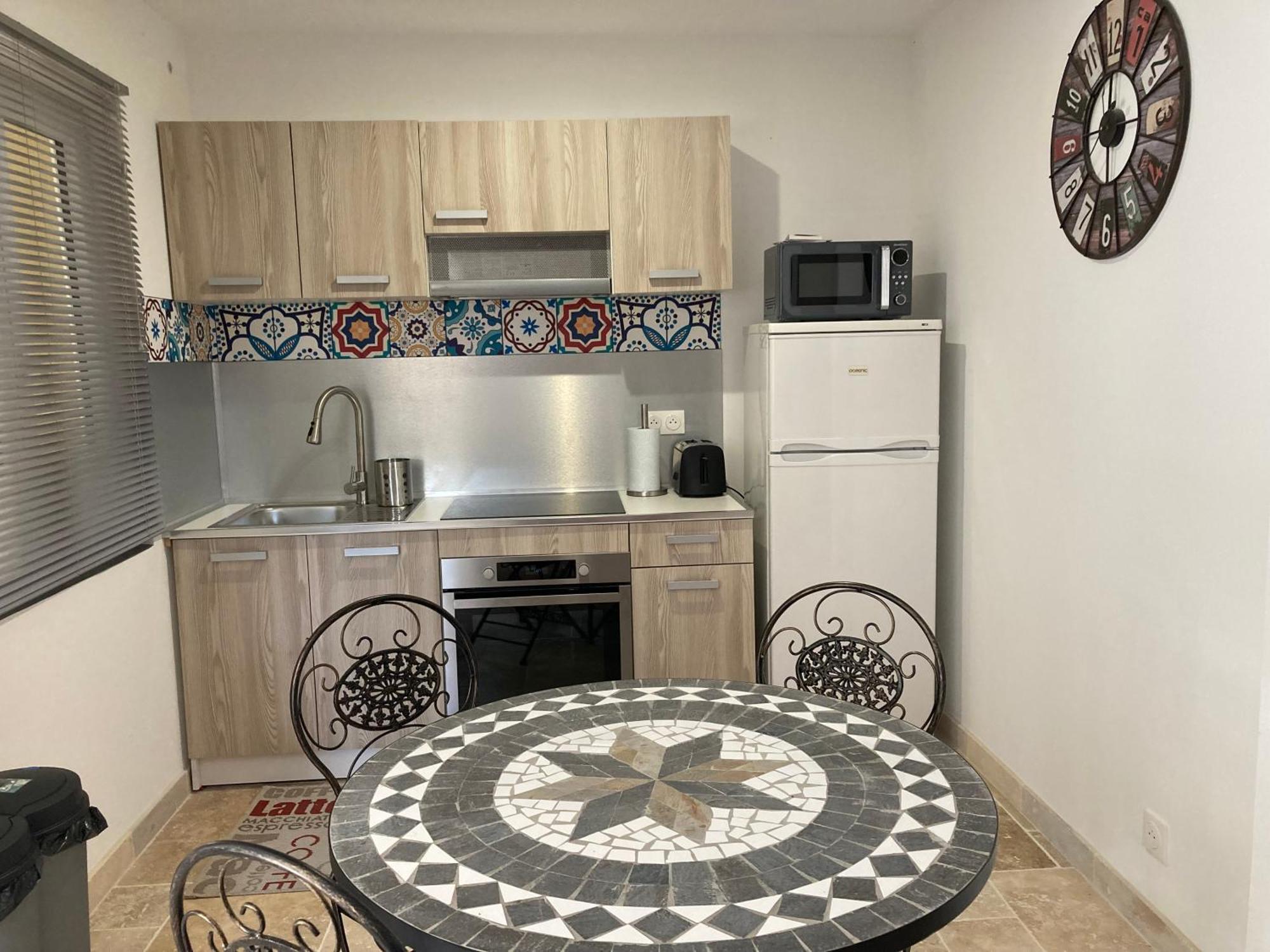 Le Studio D Aurelie Avec Spa Ete En Pleine Campagne Et Proche De Toute Commodite Roquemaure  Dış mekan fotoğraf