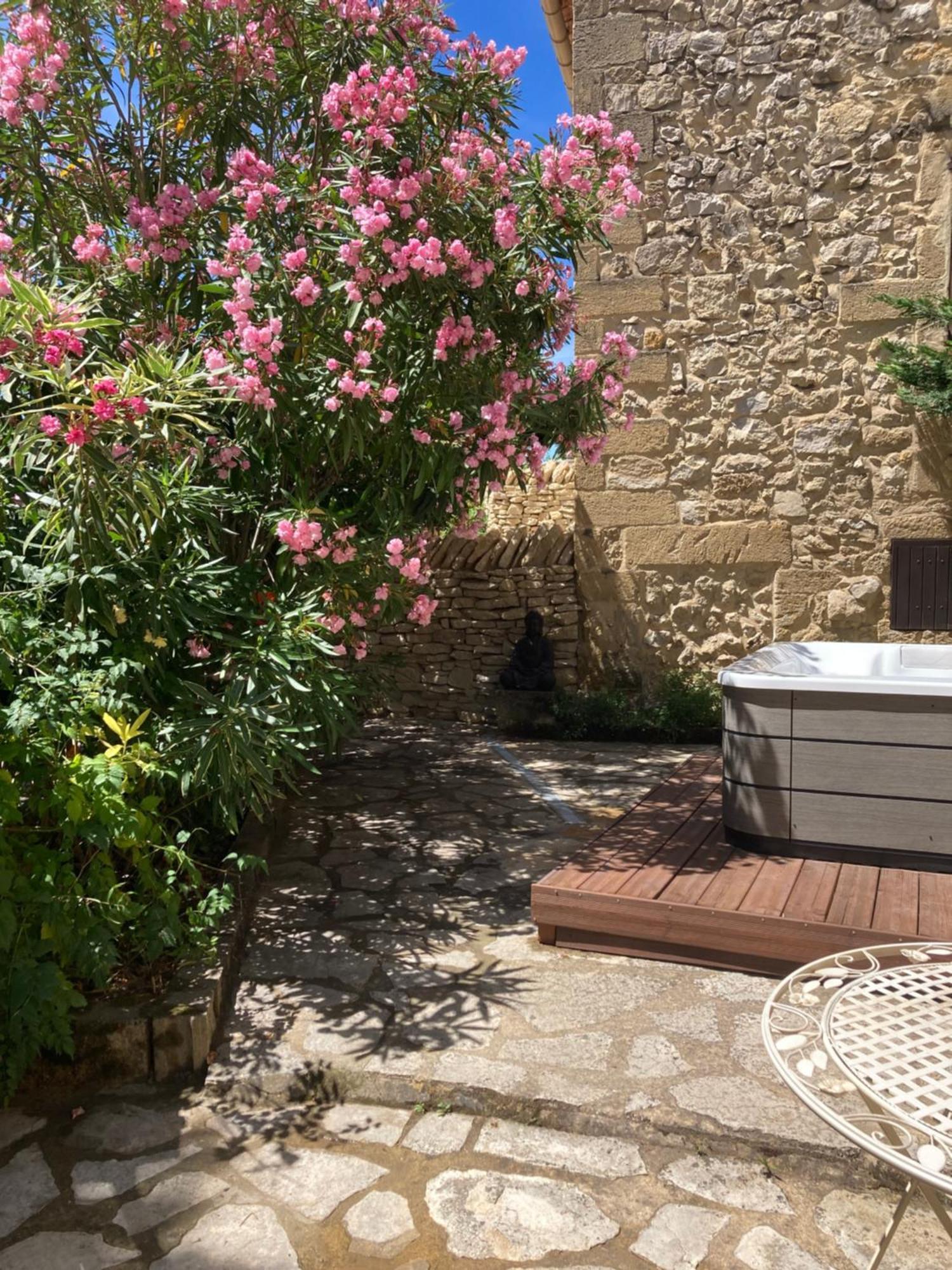 Le Studio D Aurelie Avec Spa Ete En Pleine Campagne Et Proche De Toute Commodite Roquemaure  Dış mekan fotoğraf
