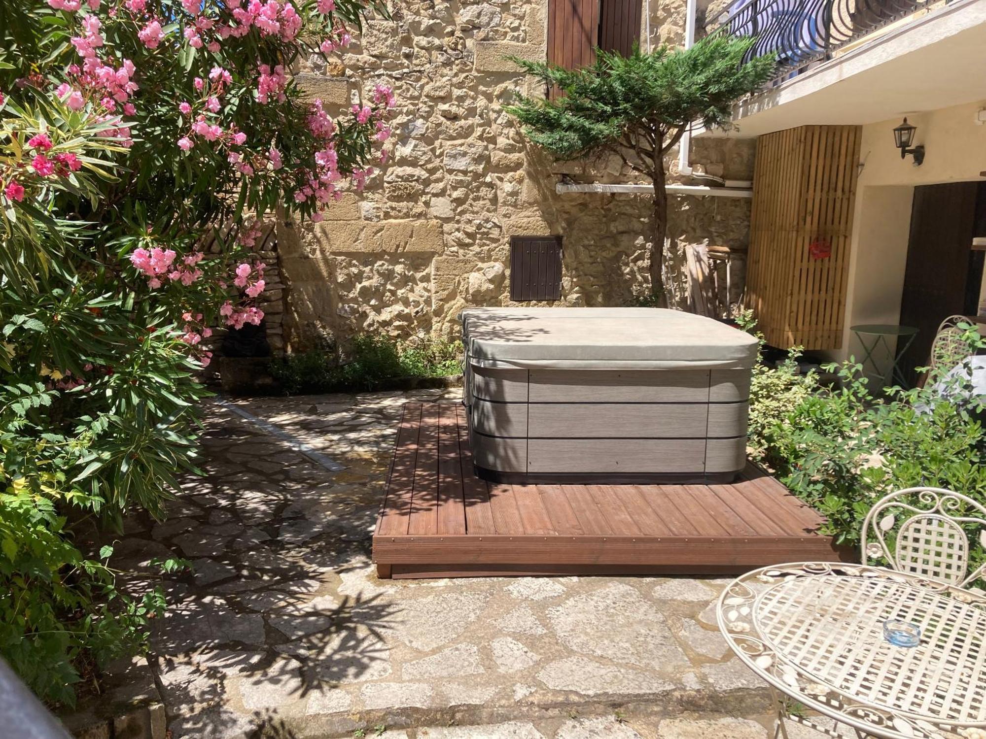 Le Studio D Aurelie Avec Spa Ete En Pleine Campagne Et Proche De Toute Commodite Roquemaure  Dış mekan fotoğraf